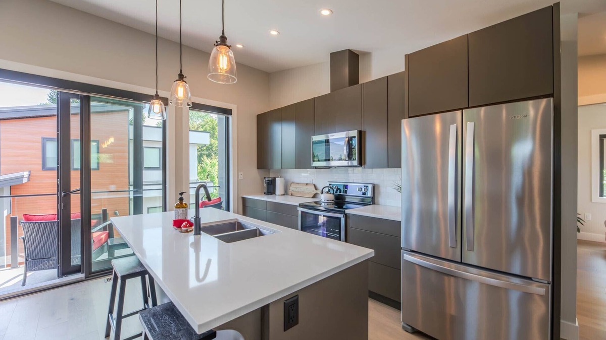 Okanagan-Similkameen House | 2 bed 1 bath detached suite. Steps to Okanagan Lake.