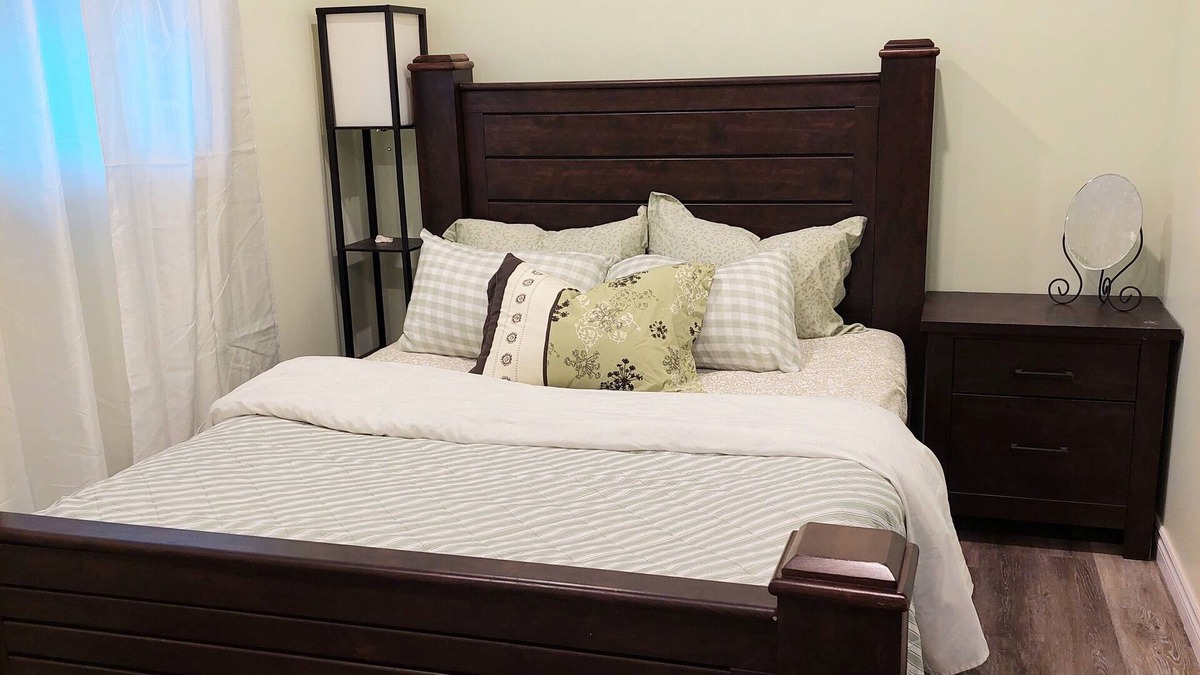 Trenton House | 2 BED 1 BATH house with backyard near to highway and CFB Trenton