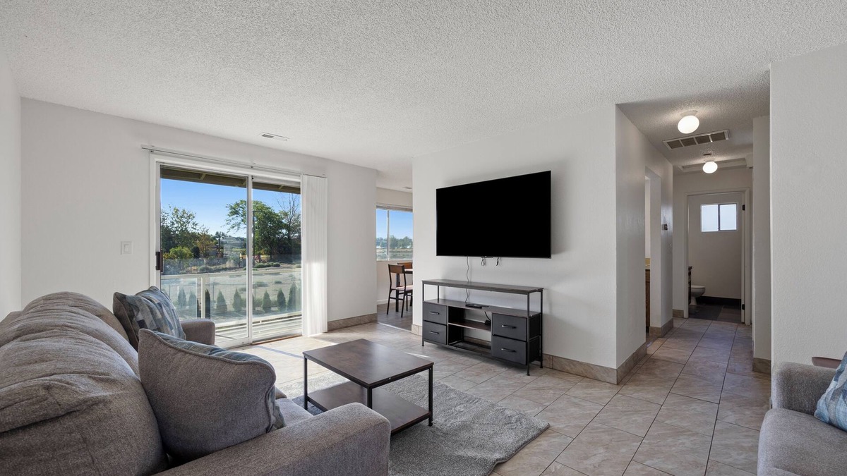Tri-Cities Apartment | 2 Bed/1 Bath-sleeps 6, pets allowed-Central Location in Cul de Sac