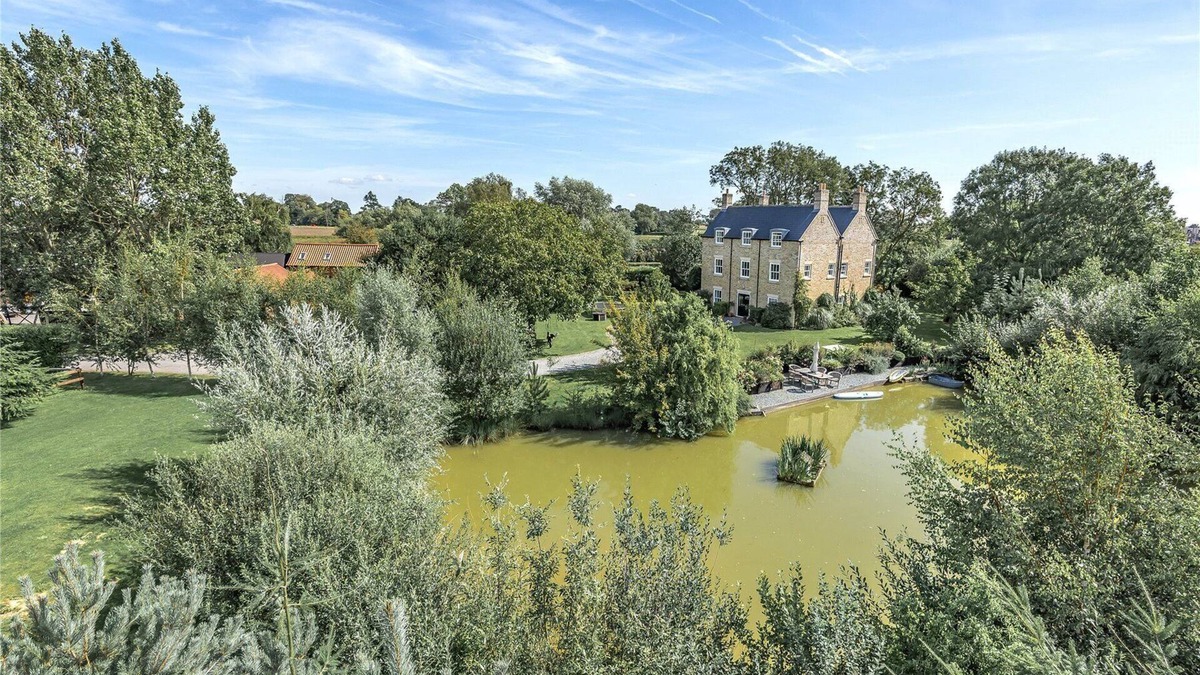 Langrick Cottage | 2-Bed 18th Century Barn - Sleeps 6 - Pet Friendly