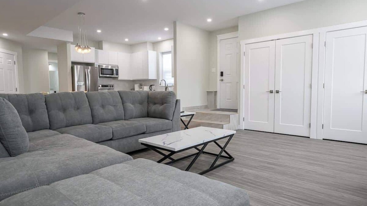Grande Prairie House | 2 Bed 2 Bath | 3 TVs | Free WIFI | Full Kitchen