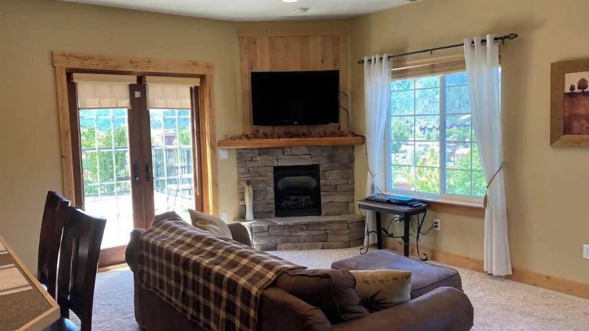 Kellogg Condo | 2 bed/2 bath condo w/views near Silver Mountain