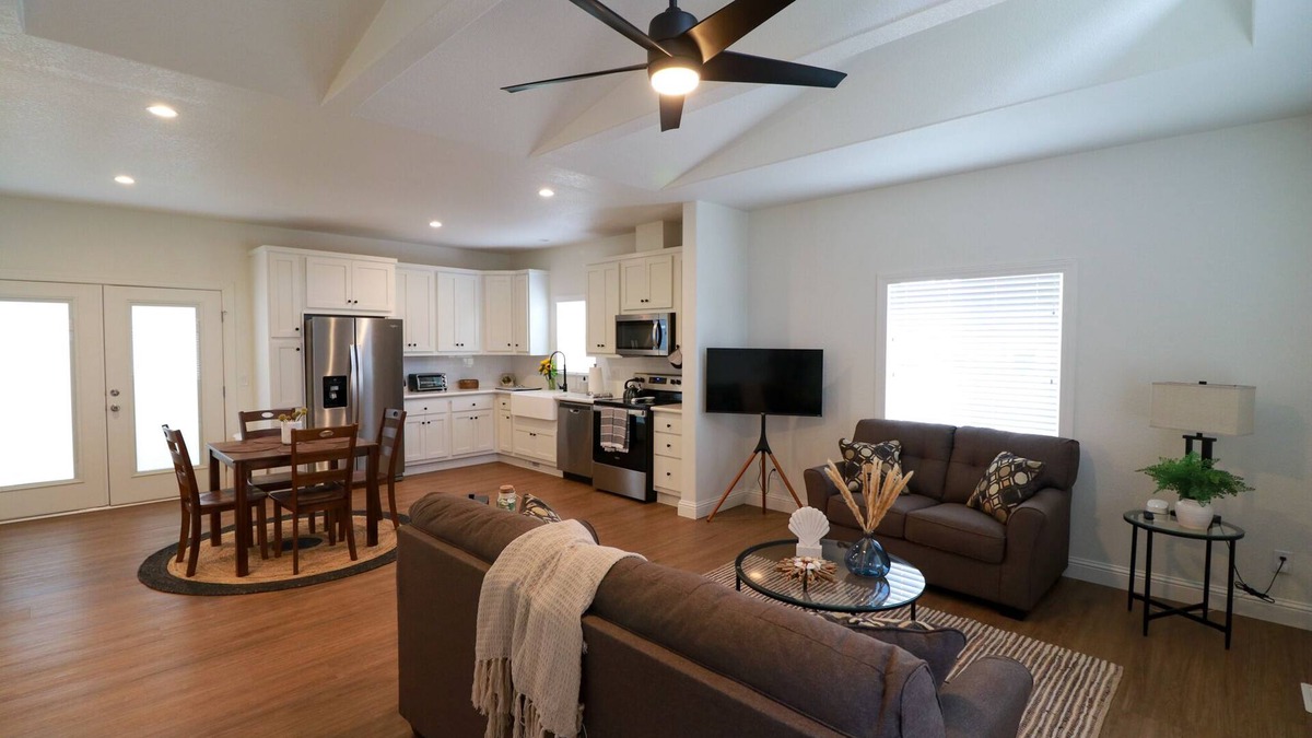 Eastside House | 2 Bed 2 Bath Gated House With Outdoor Space
