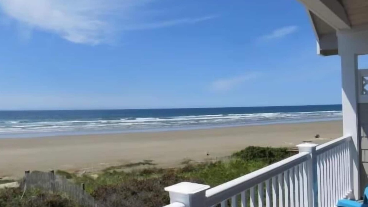 Florence House | 2 bed, 2 bath Hecta Beach front home - Traxler's Surfside Cottage