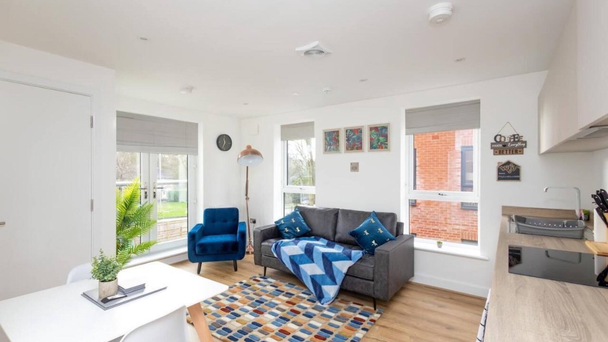 Chapeltown Apartment | 2 Bed 2 Bath | Parking | EV Plug | WiFi | En-suite's | Master King Size Bed