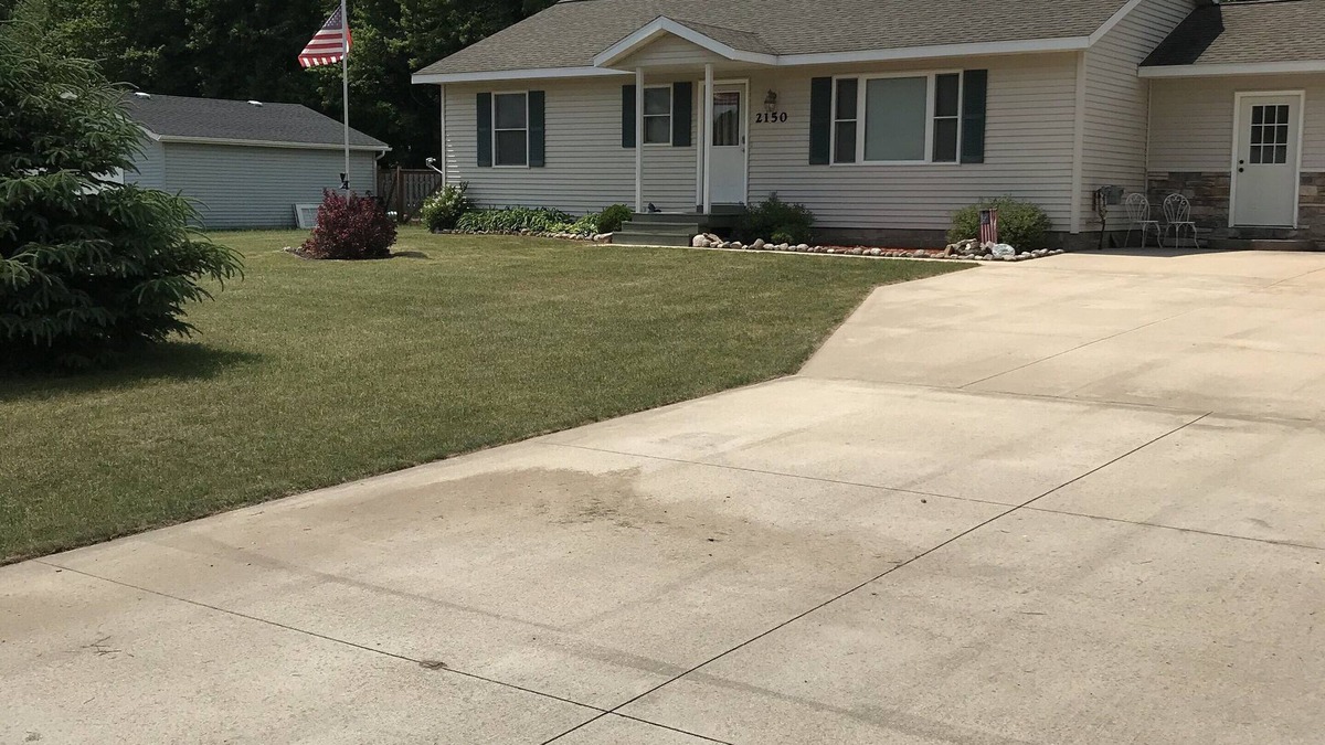 Lake City House | 2 bed 2 bath pet friendly house in family neighborhood