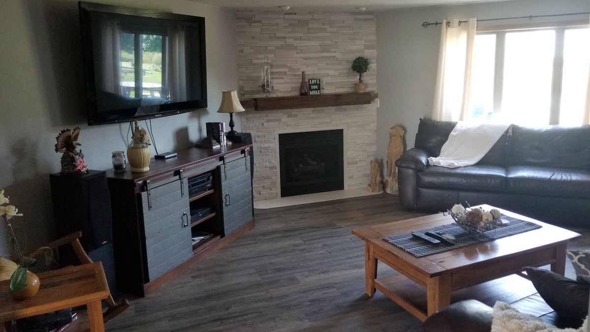 Sheboygan House | 2 bed/2 bath Townhouse on a Quiet cul de sac with backyard views and a Hot tub
