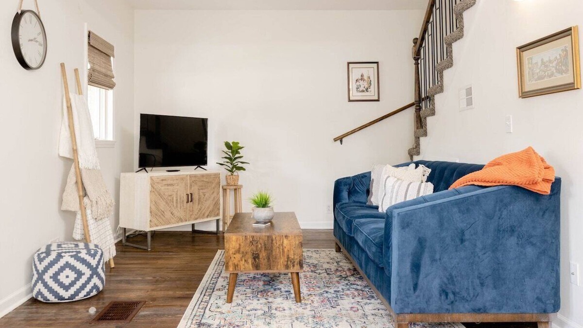 West Plaza House | 2 bed, 2 bath West Plaza House, yard, parking!