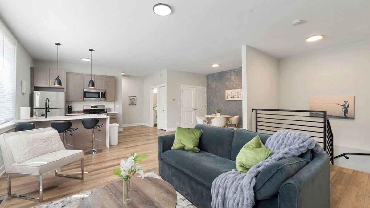 Lower West Side Apartment | 2 Bed & 3 Bath Chicago Condo