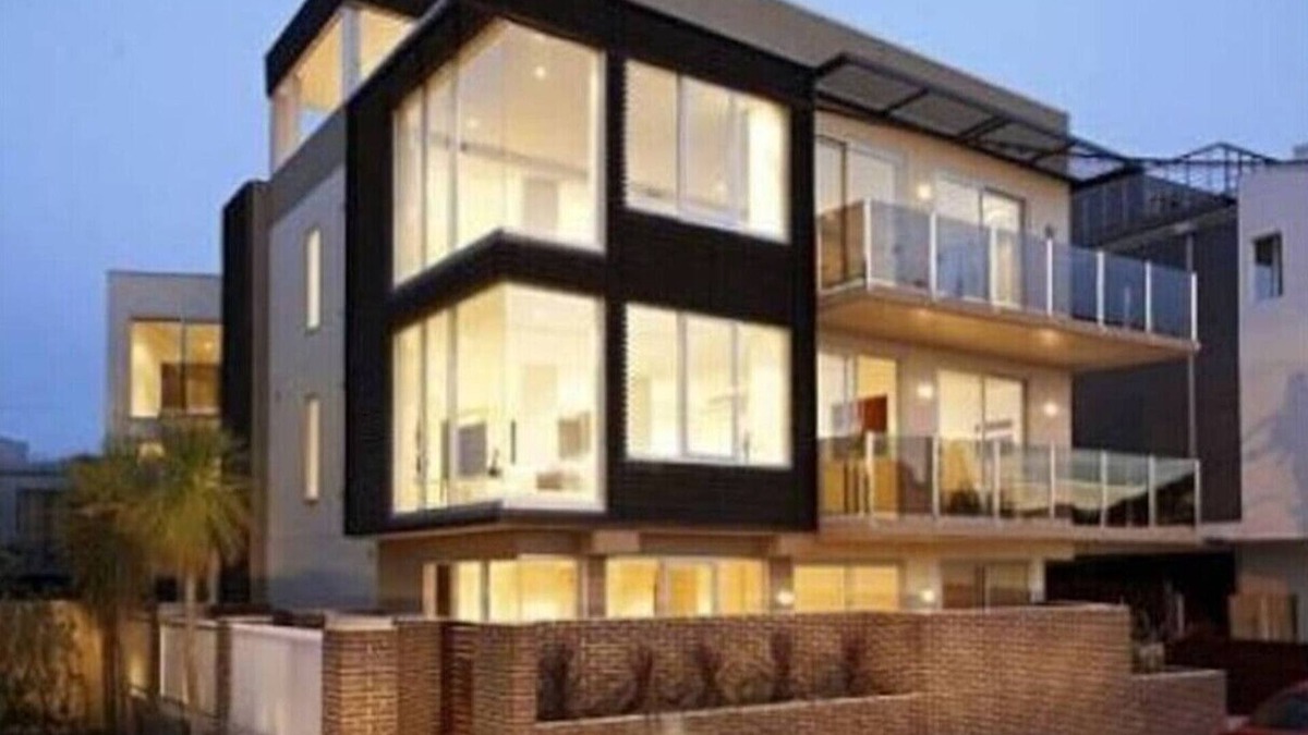 Elwood Condo | 2 Bed 3 Bath Right on the Beach WOW. Great Value.