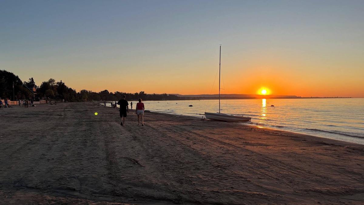 Wasaga Beach Apartment | 2 Bed Apartment-300m to the private beach, 25 minutes to the Blue Mountain