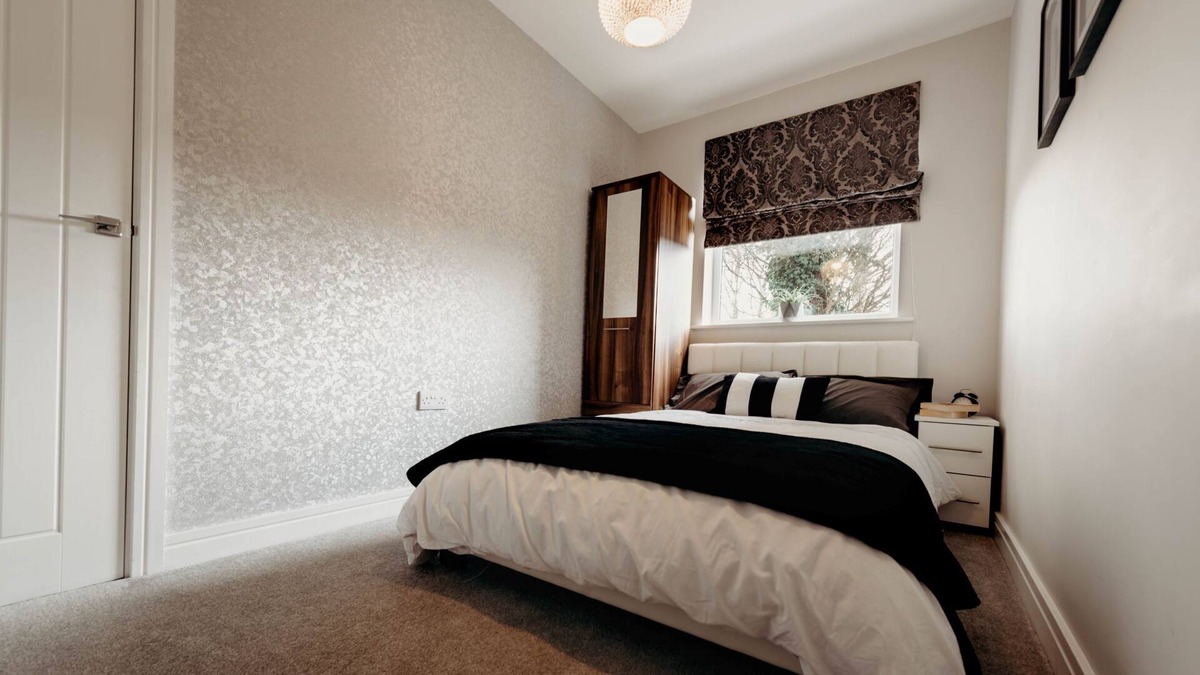 Hinckley House | 2 bed apartment, Hinckley Centre, parking, wifi, near hospital and train station