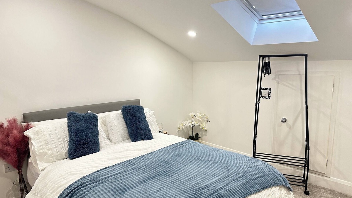 Dudley Apartment | 2 Bed Apartment - Sleeps 4 - Wifi - Parking