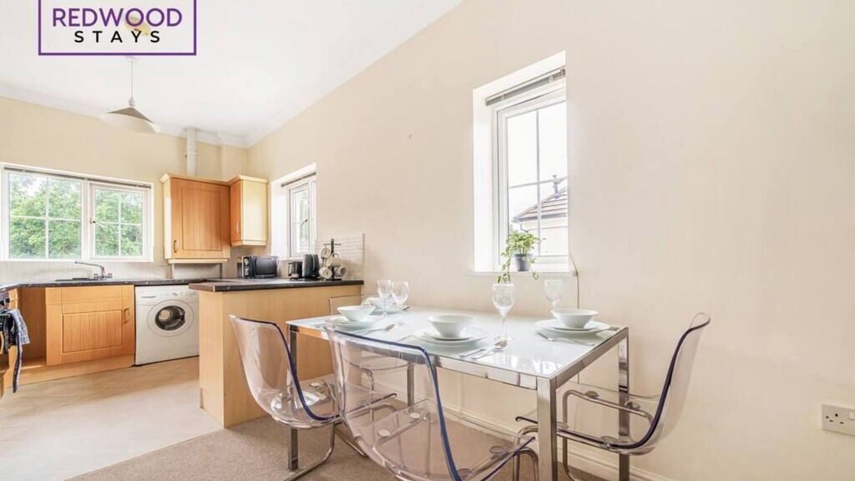 Lychpit Apartment | 2 Bed Apt, Business and Contractors, FREE Parking