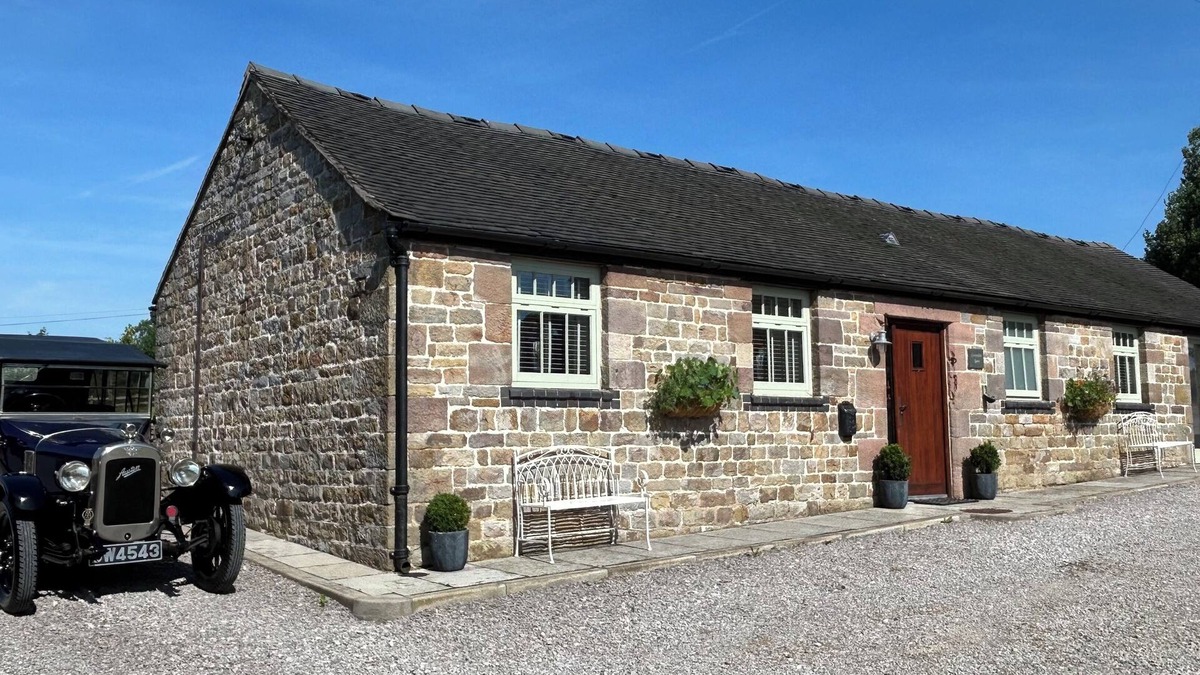 Winkhill House | 2 Bed Barn Alton Towers Chatsworth Polars Peaks