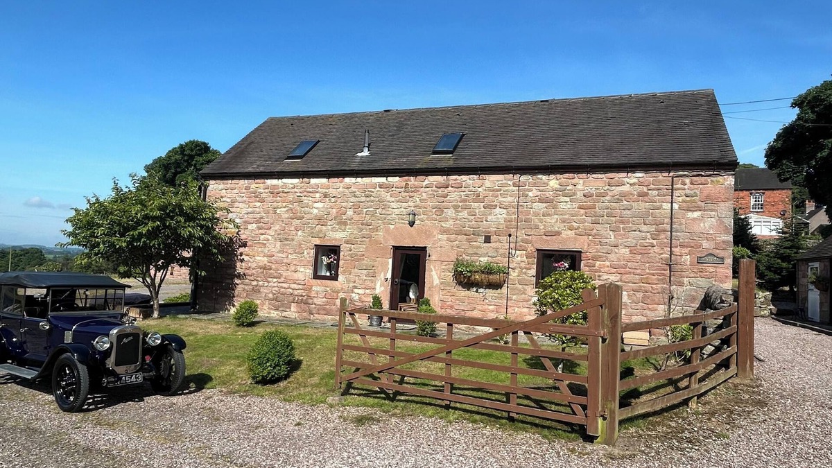 Cauldon Low House | 2 Bed Barn Alton Towers Chatsworth Polars Peaks