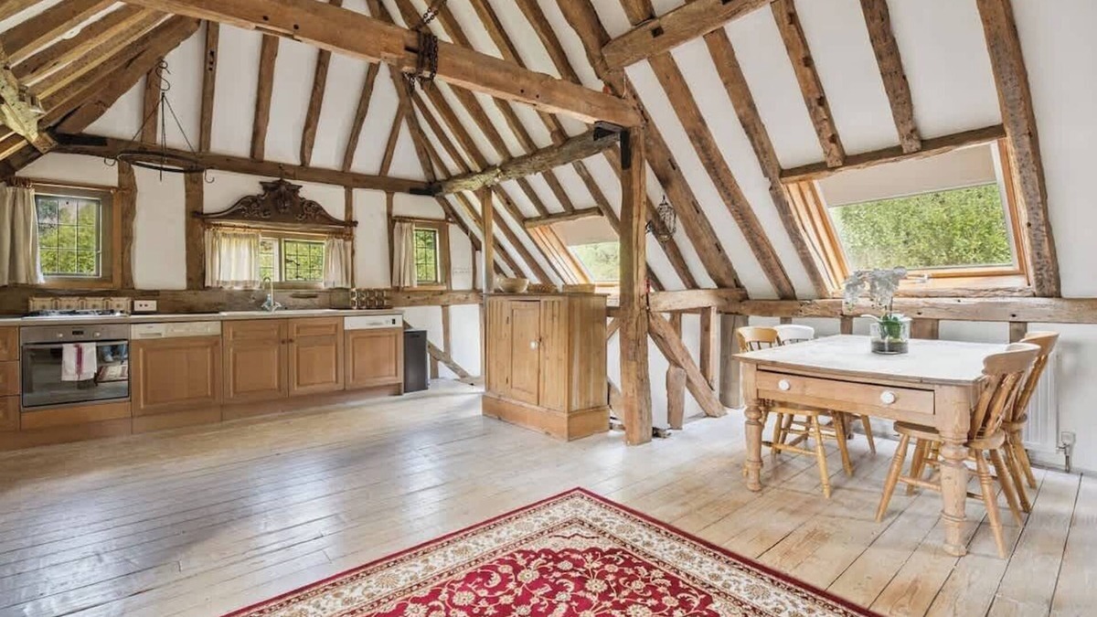 Windlesham House | 2-Bed Barn Escape + Private Drive & Gardens