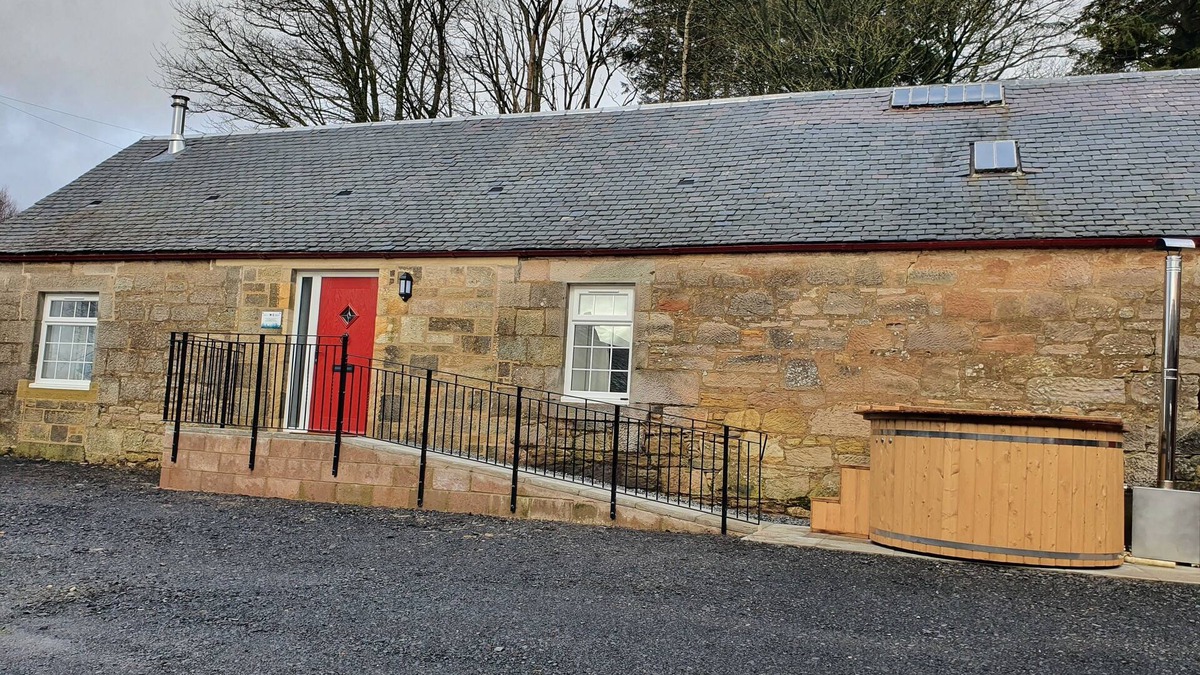 Cronberry House | 2-Bed Barn, Hot Tub & Pet Friendly near Muirkirk