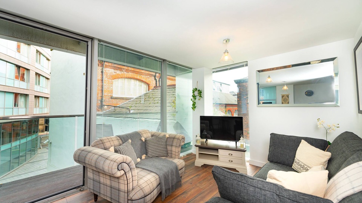 Liverpool City Centre Apartment | 2 bed city centre flat with free parking and balcony