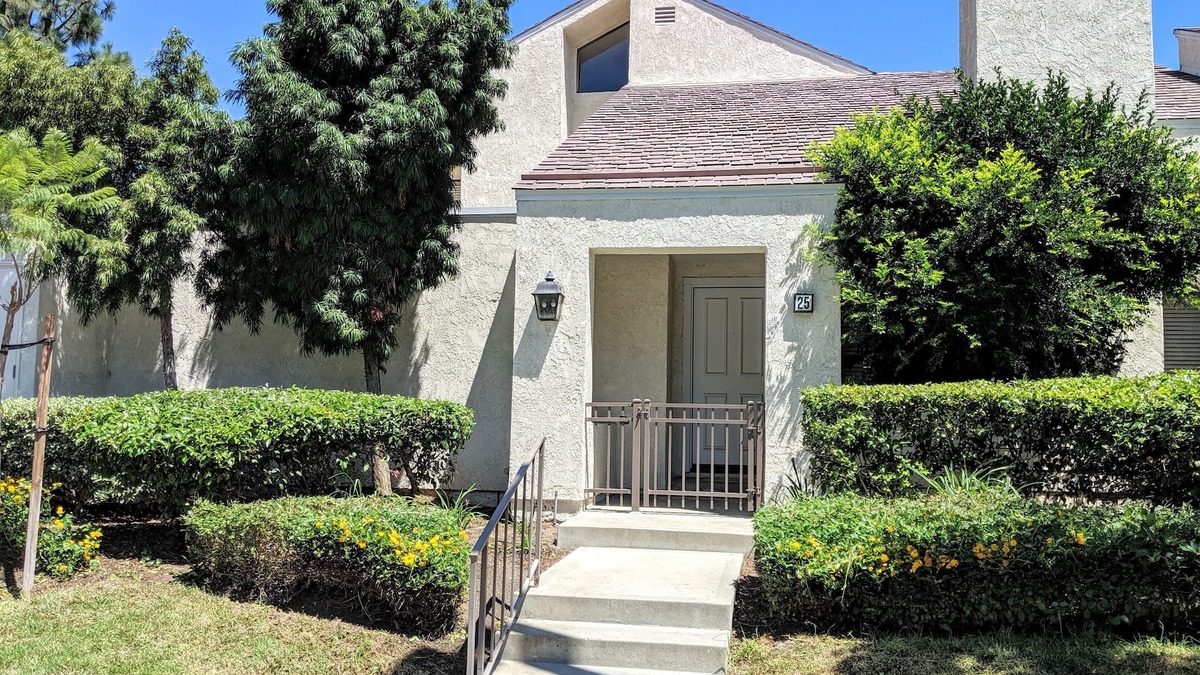 Woodbridge House | 2 Bed, Condo in Irvine near parks and lakes!