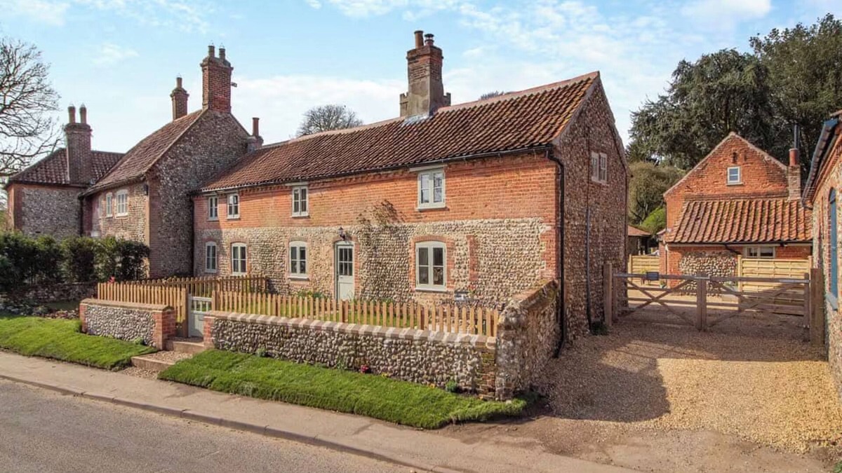 Great Snoring Cottage | 2 bed cottage, perfect for friends, family & pet friendly in village location