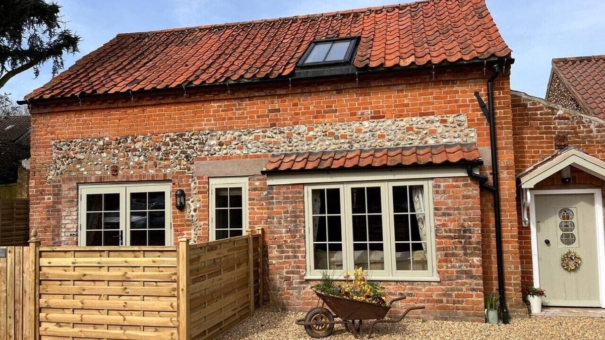Great Snoring Cottage | 2 bed cottage, perfect for friends, family & pet friendly - in village location