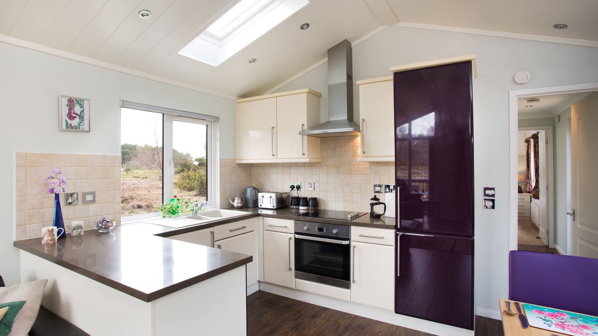 Contin Cabin | 2-Bed Cottage with Hot Tub at Loch Achilty, NC500