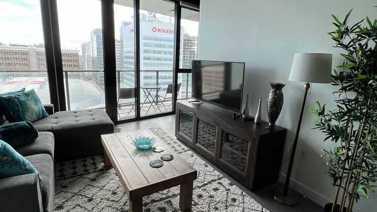 Downtown Winnipeg Apartment | 2 bed downtown sleeps 5 across jets arena king bed
