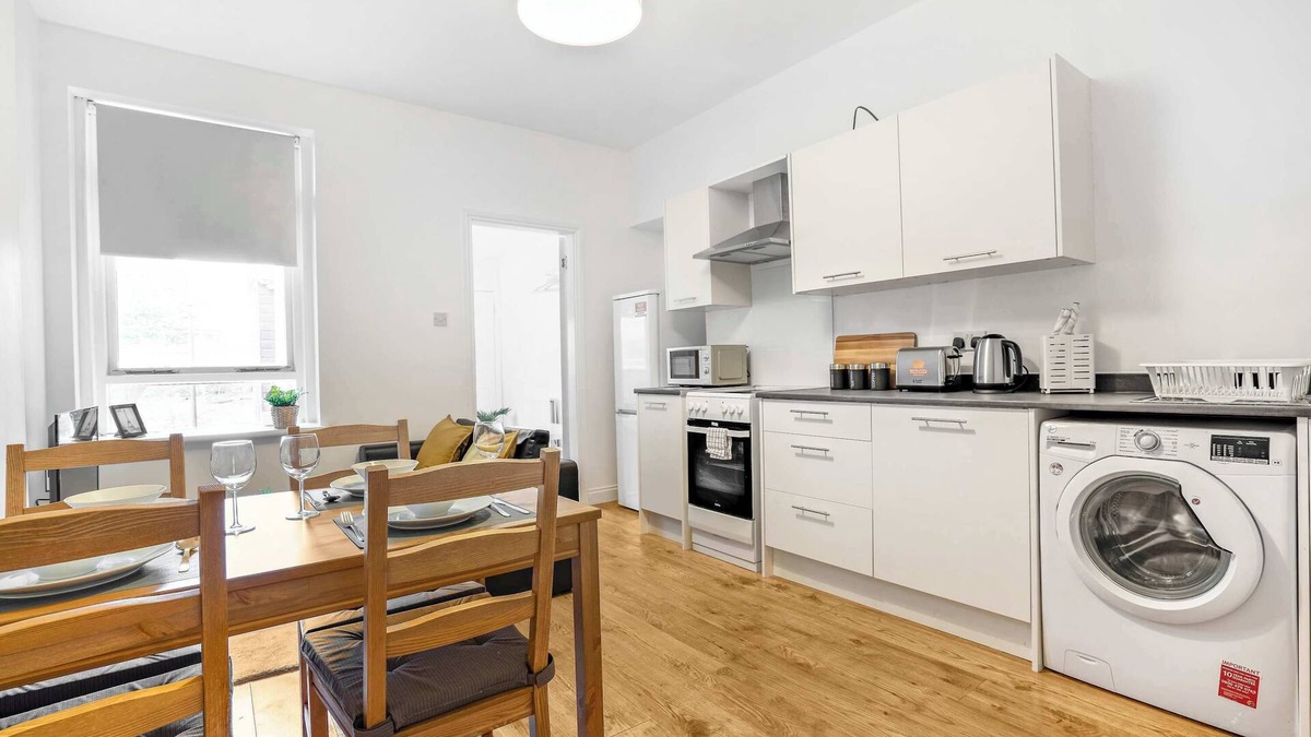 Kirkcaldy Apartment | 2 Bed-Ground Floor-Free Parking
