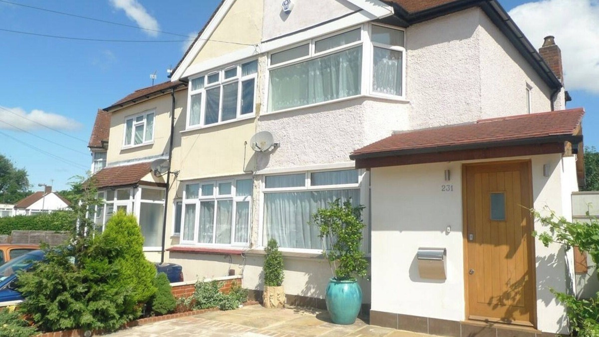 Hanworth House | 2-Bed Home Near Heathrow, sleeps up to 7 people