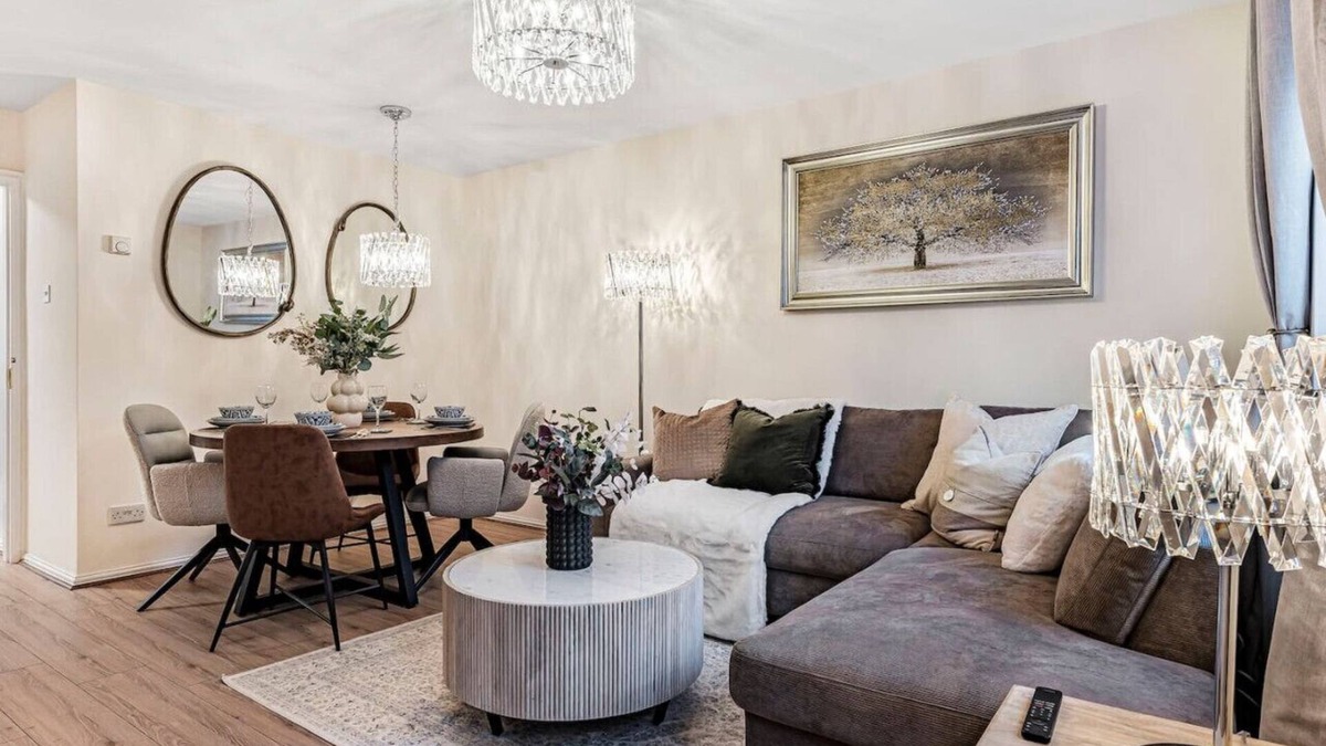 Earlswood House | 2 Bed Home with free parking and WIFI