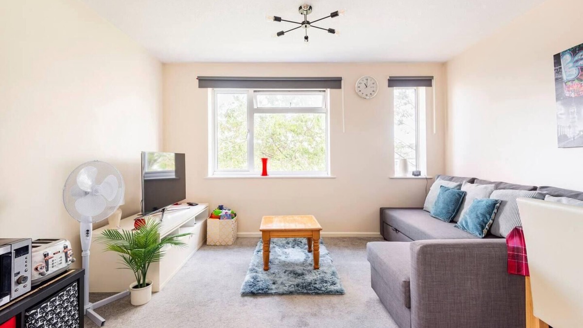 Bletchley House | 2 Bed House - Sleeps 8 - Wifi - Parking