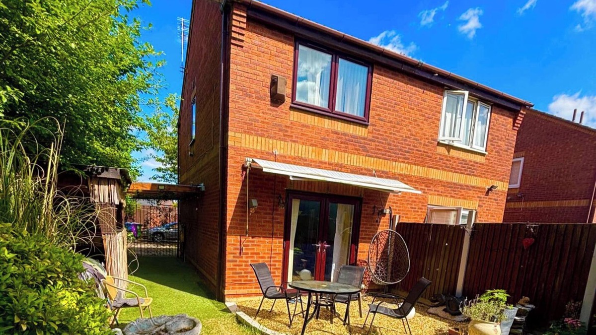 Liverpool House | 2-Bed House, Sleeps 4, Garden, 10 mins to Anfield
