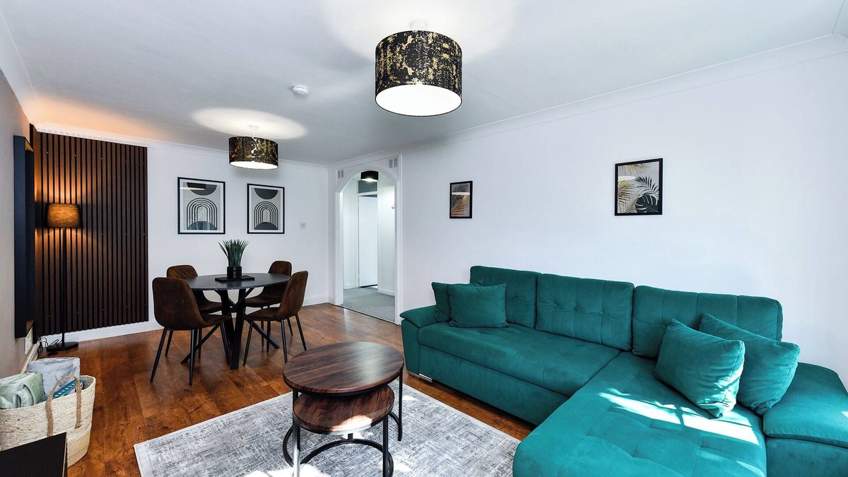 Mapperley House | 2-Bed in Quiet Area, Easy City & Transport Access
