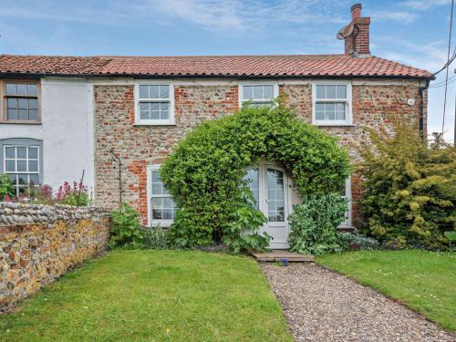 Salthouse House | 2 Bed in Salthouse NCC15