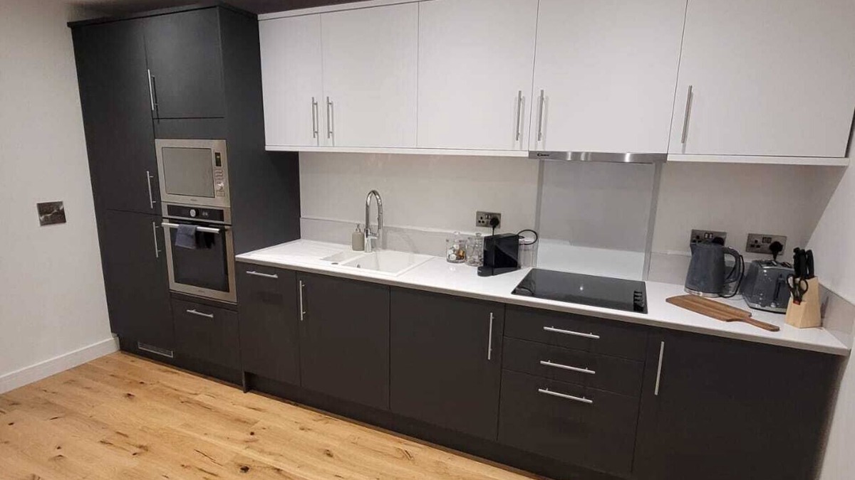 Wainscot Apartment | 2 Bed Luxury Flat In Strood Rochester On High Street Fully Equipped