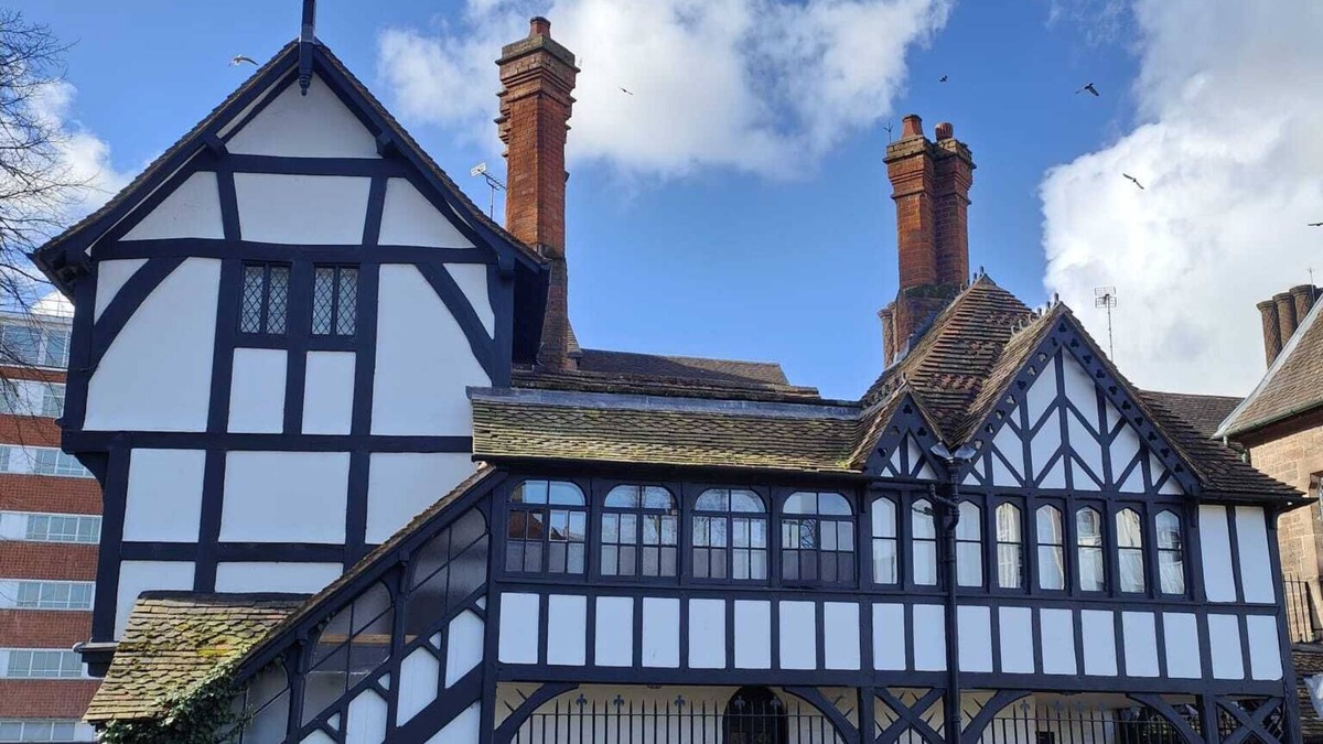 Coventry City Centre Cottage | 2 Bed modern luxury cottage overlooking gardens