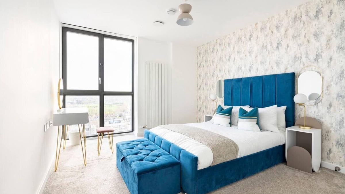 Barking Apartment | 2 Bed Penthouse - Balcony - Smoking - Parking