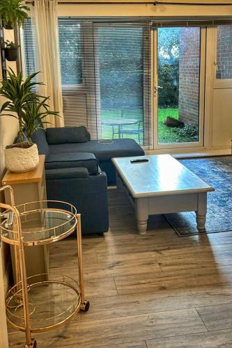 Langley Marish Apartment | 2 bed room , ensuite Flat close to Heathrow, Windsor , Langley