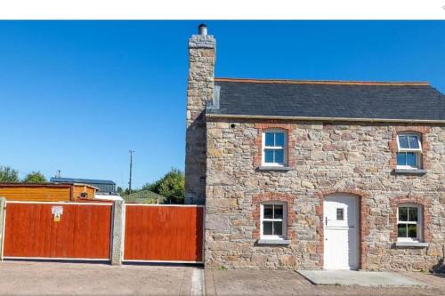 Newport Apartment | 2 Bed Sandstone Residence