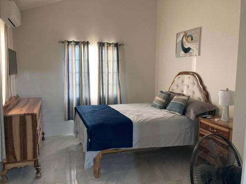Discovery Bay House | 2-Bed - Sleeps 4 - 15 min Walk to Beach