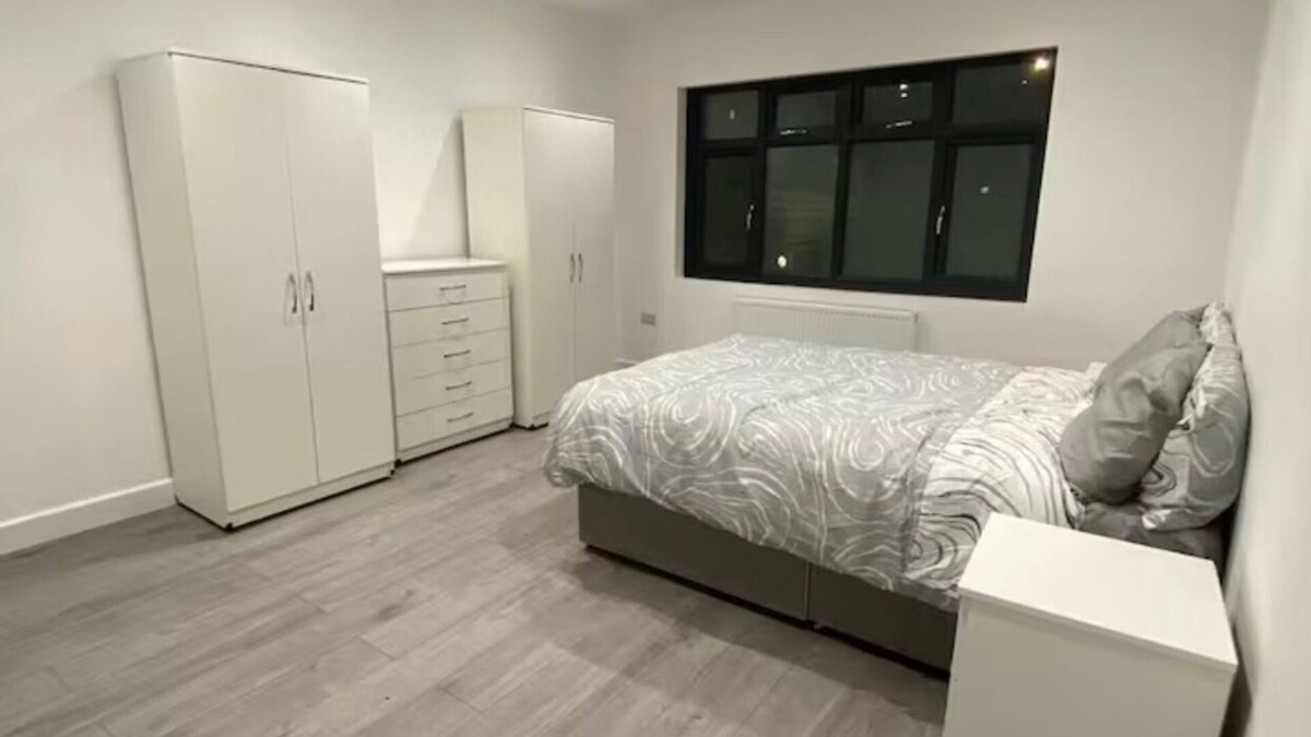Hendon Apartment | 2 bed Sunny London Apartment - Sleeps 4 & Parking
