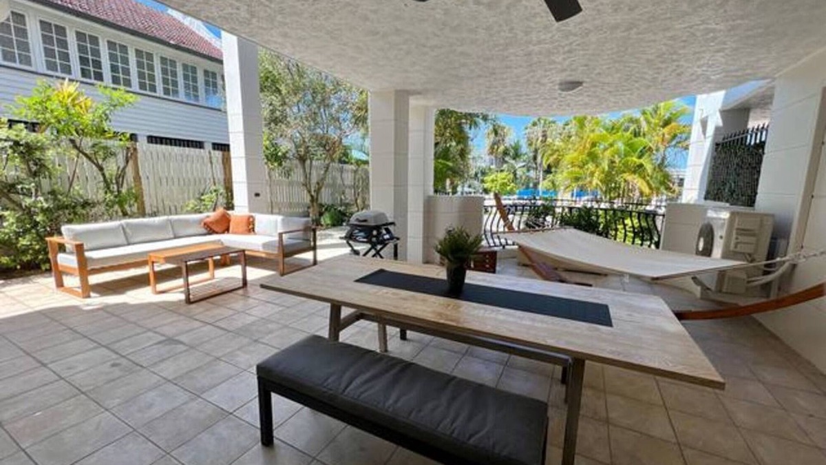 South Brisbane Apartment | 2-Bed Unit with Large Backyard, BBQ & Parking