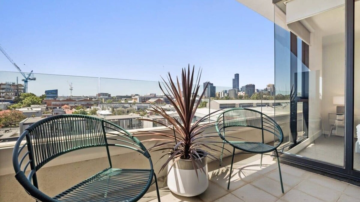 Cremorne Apartment | 2-Bed Unit with Parking, Balcony and Pool near CBD