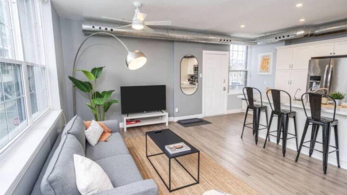 Burlington Apartment | 2 bed work desk close to Brant St Pier GO station