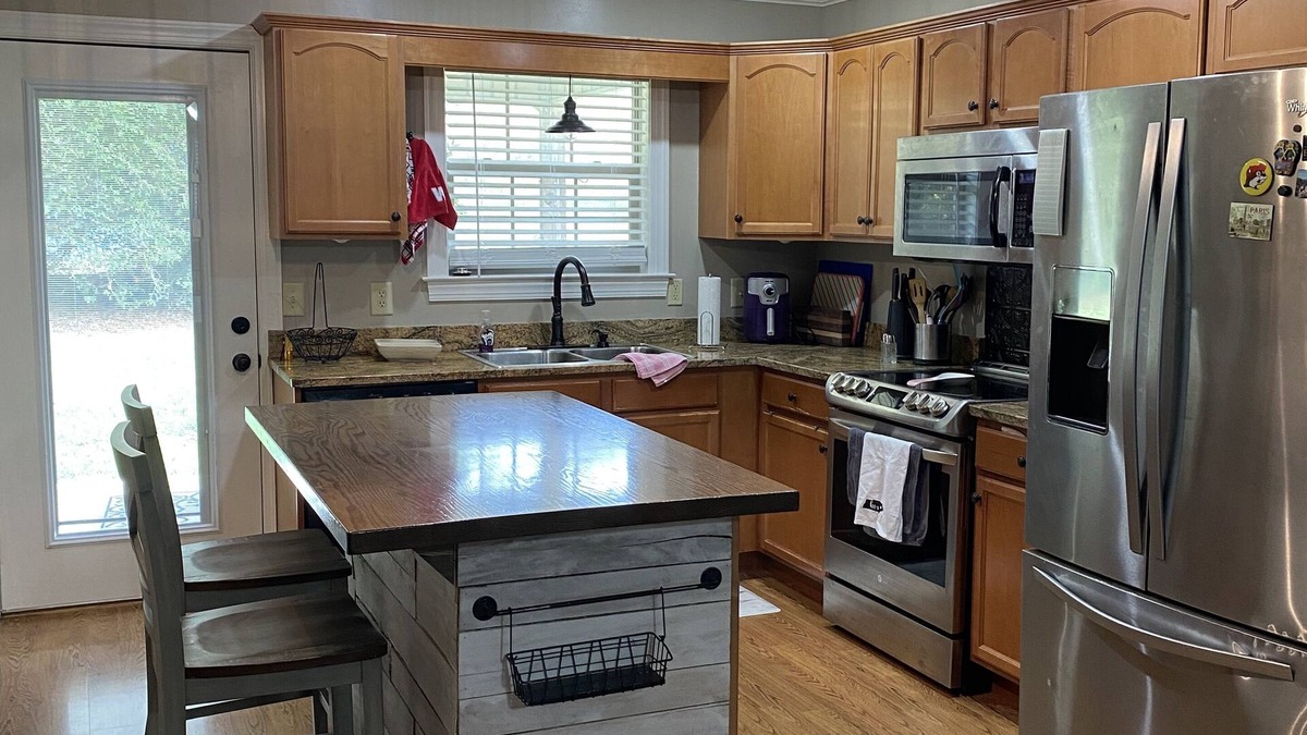 Spurgeon House | 2 bed1.5 bath townhome convenient to all the Tri Cities has to offer! 2 story