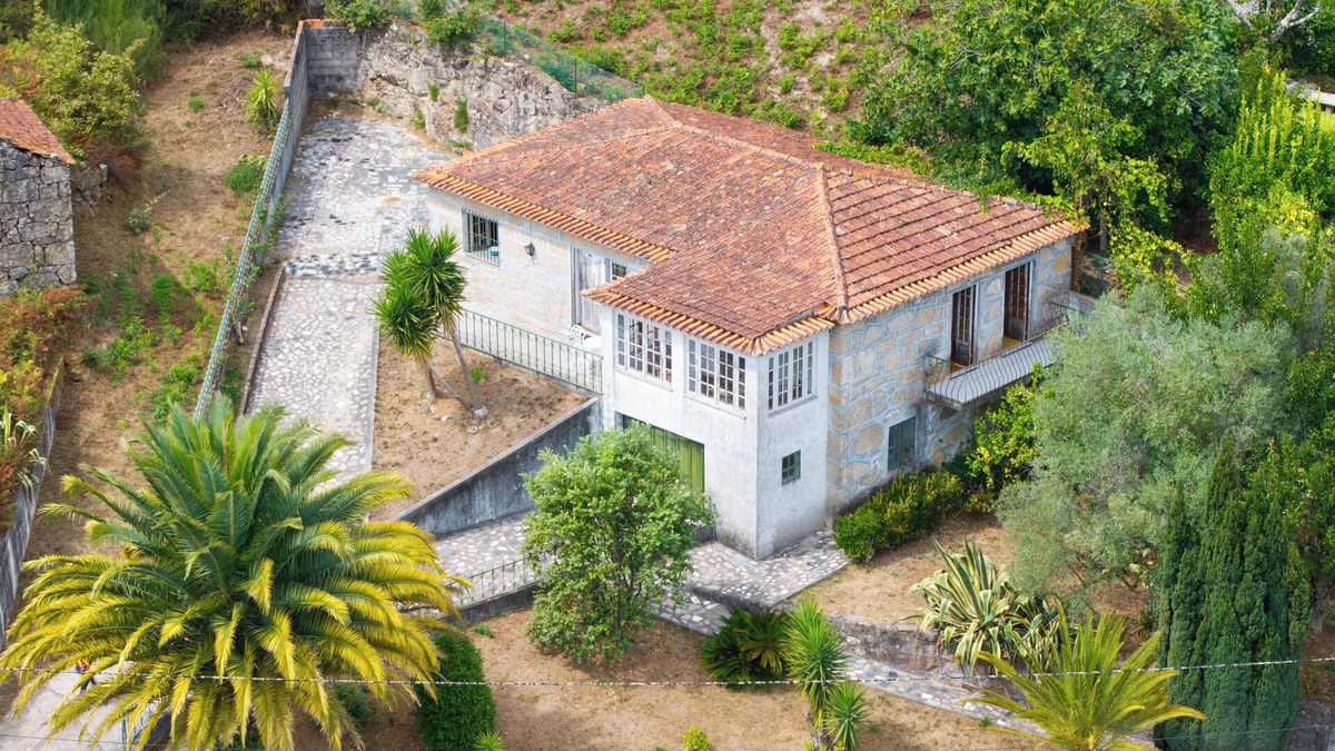 Tarouquela Cottage | 2-bedr. farm with garden near Praia Fluvial and Cinfães in Tarouquela/With key safe