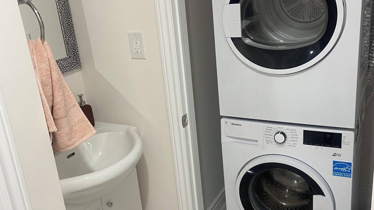 Halton Regional Municipality Apartment | 2-bedrm basement apartment in Milton; near park, shops, restaurants & hospital