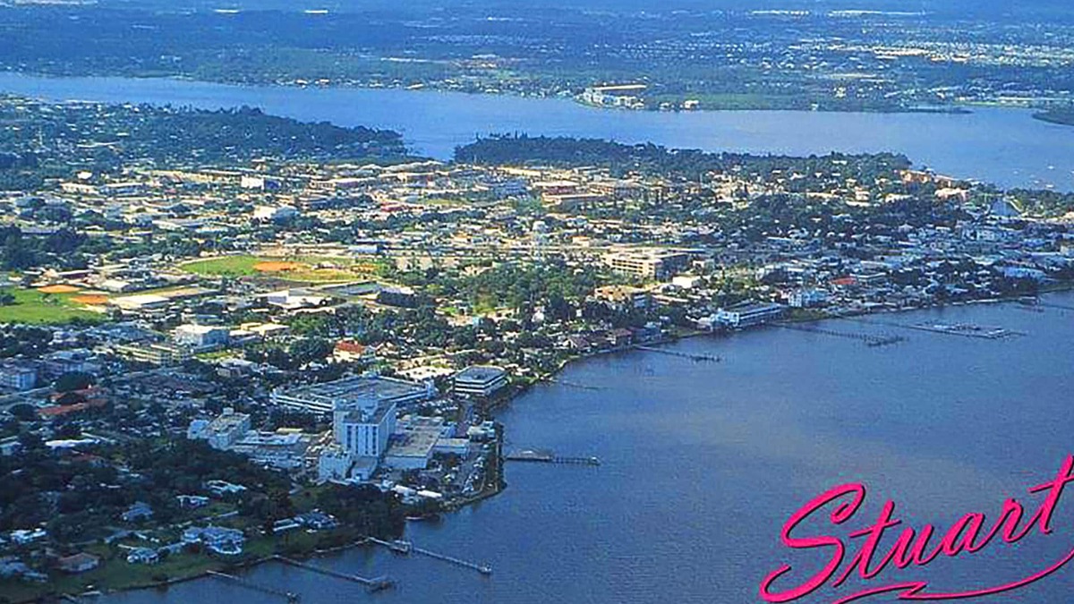 Stuart Cottage | 2 Bedroom 1,079 sf Cottage. Dock. Full Kitchen, WI-FI,HDTV, Parking & Pets ok.