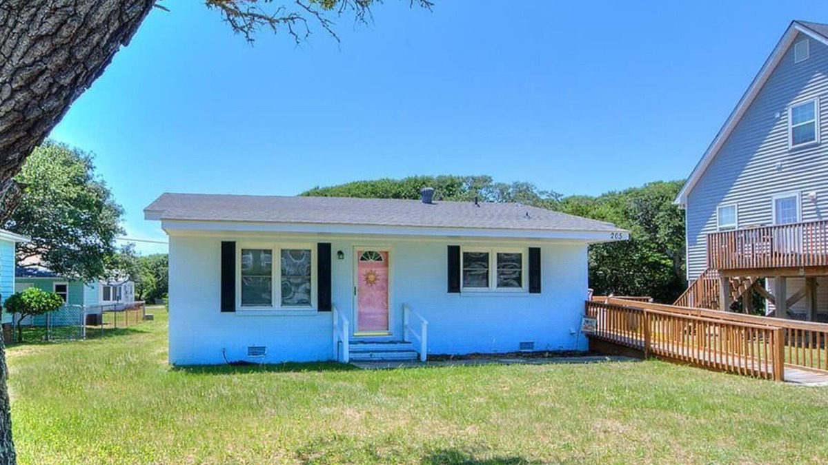Yaupon Beach House | 2 Bedroom 1.5 Bath House, Walk to the Beach, Dog Friendly, Sleeps 5
